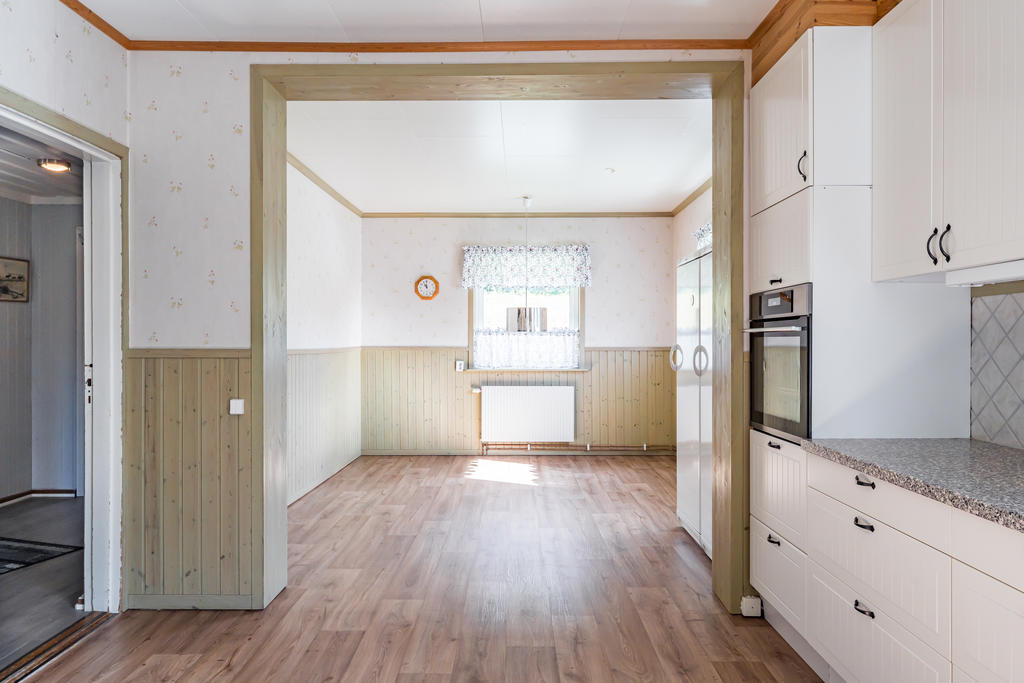 Ett stort kök med plats för ett generöst köksbord