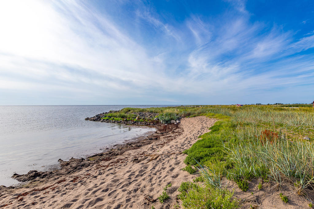 Stranden ett stenkast ifrån huset