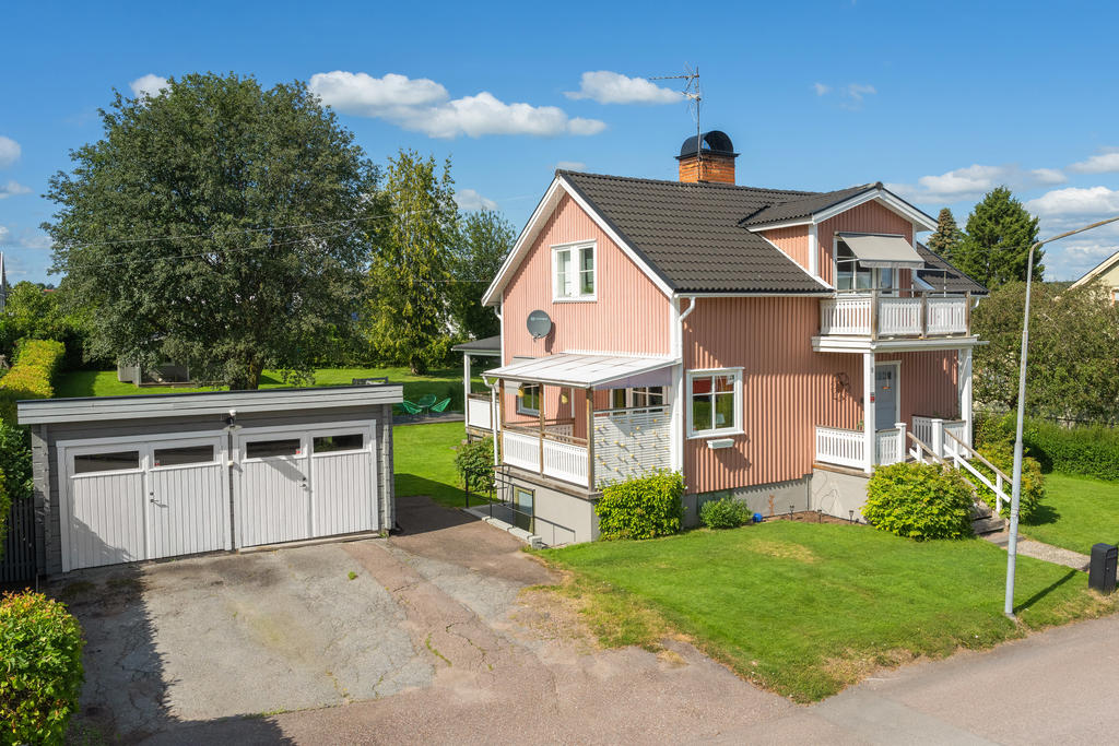 Framsida med dubbelgarage