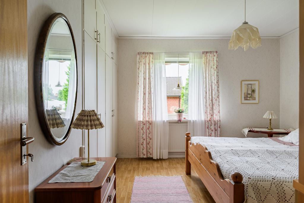 Sovrum 1 med fyra inbyggda garderober