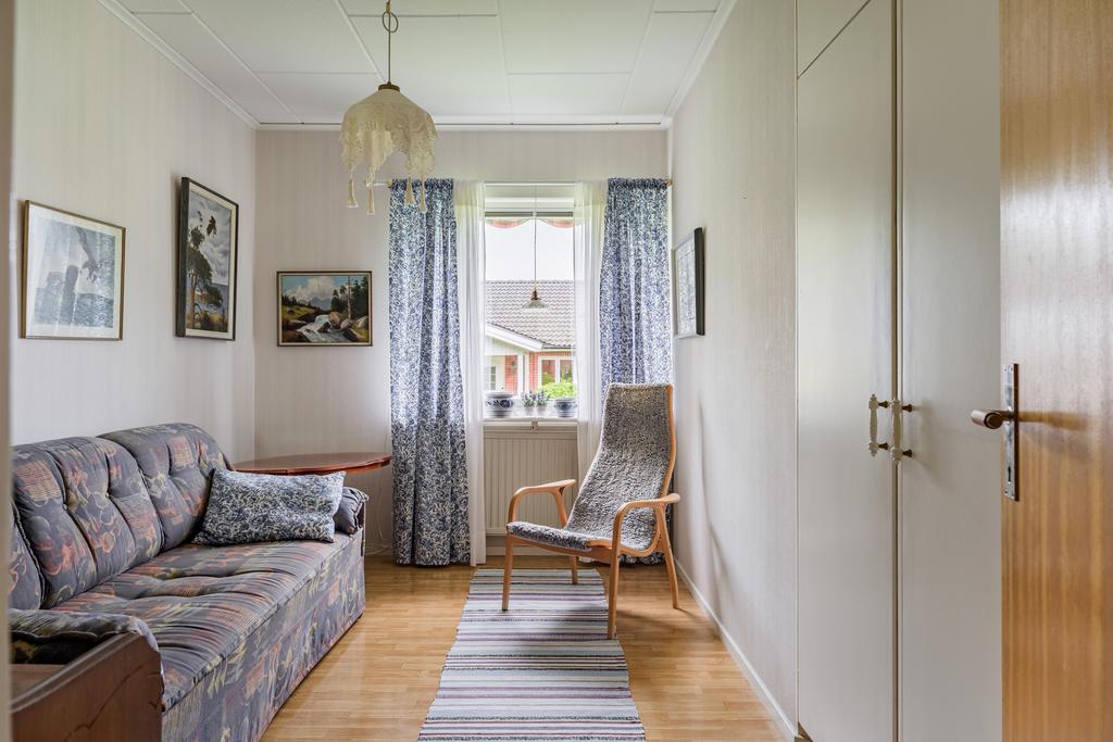 Sovrum 2 med tre inbyggda garderober