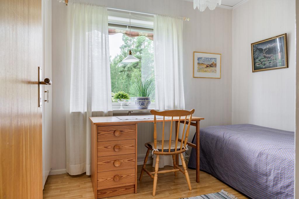 Sovrum 3 med fyra inbyggda garderober