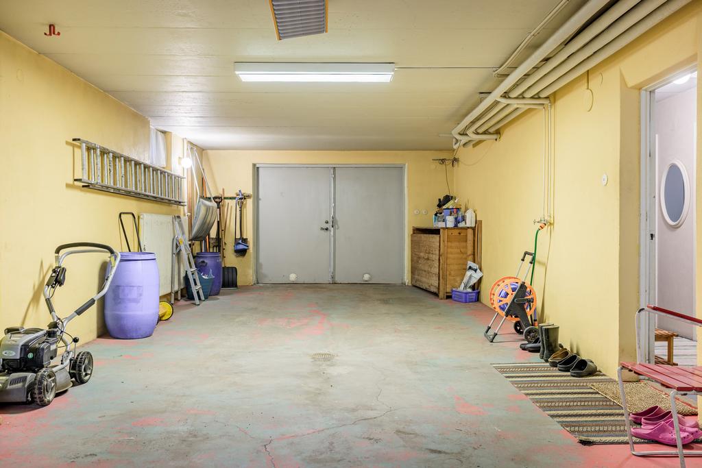 Stort garage i källarplanet