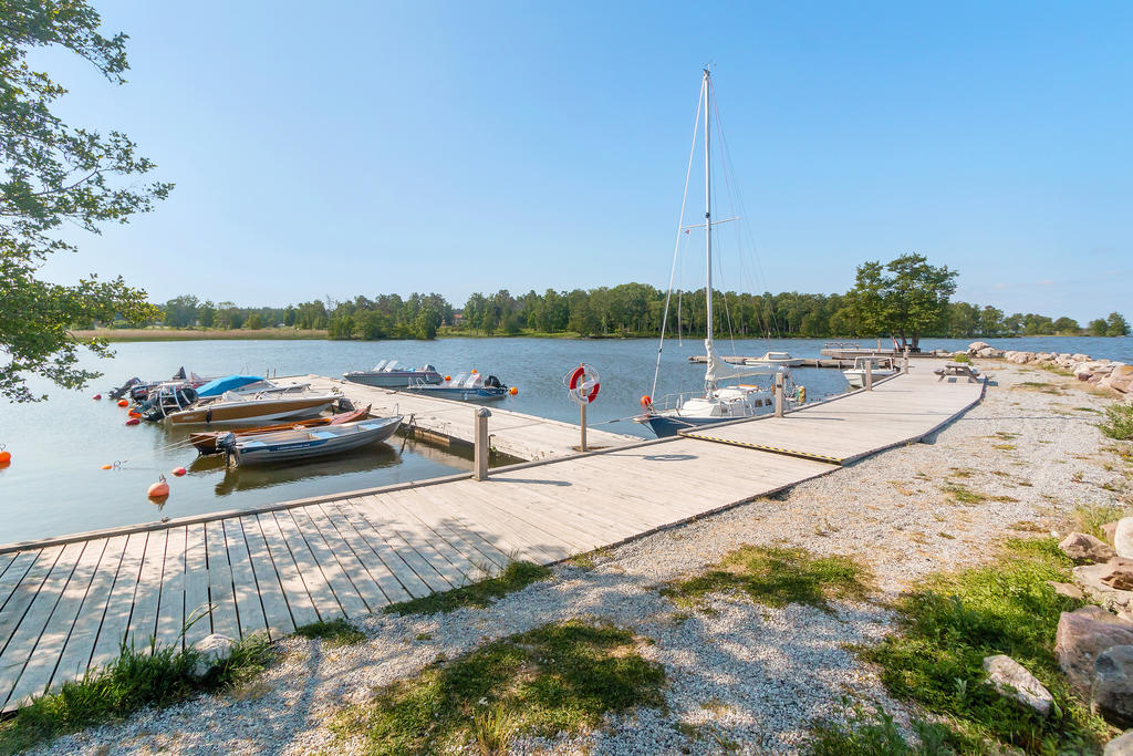 Närliggande brygga med båtplatser