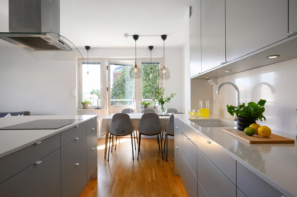 Kök med plats för matgrupp