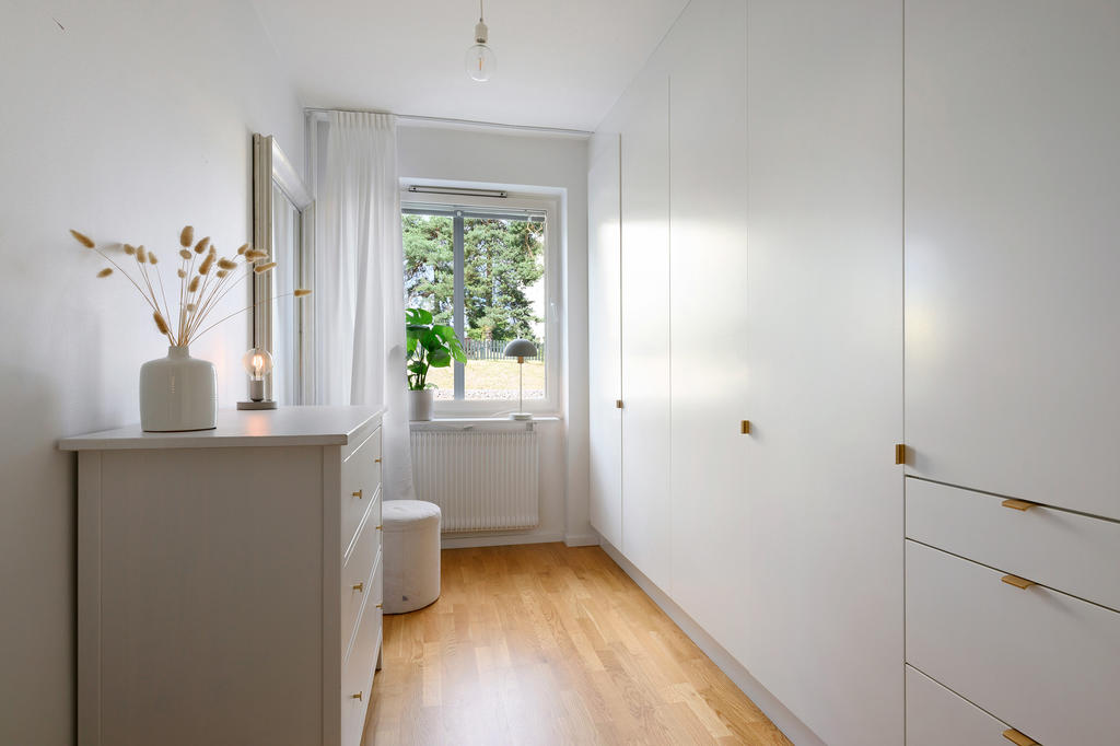 Sovrum med praktisk garderobsvägg