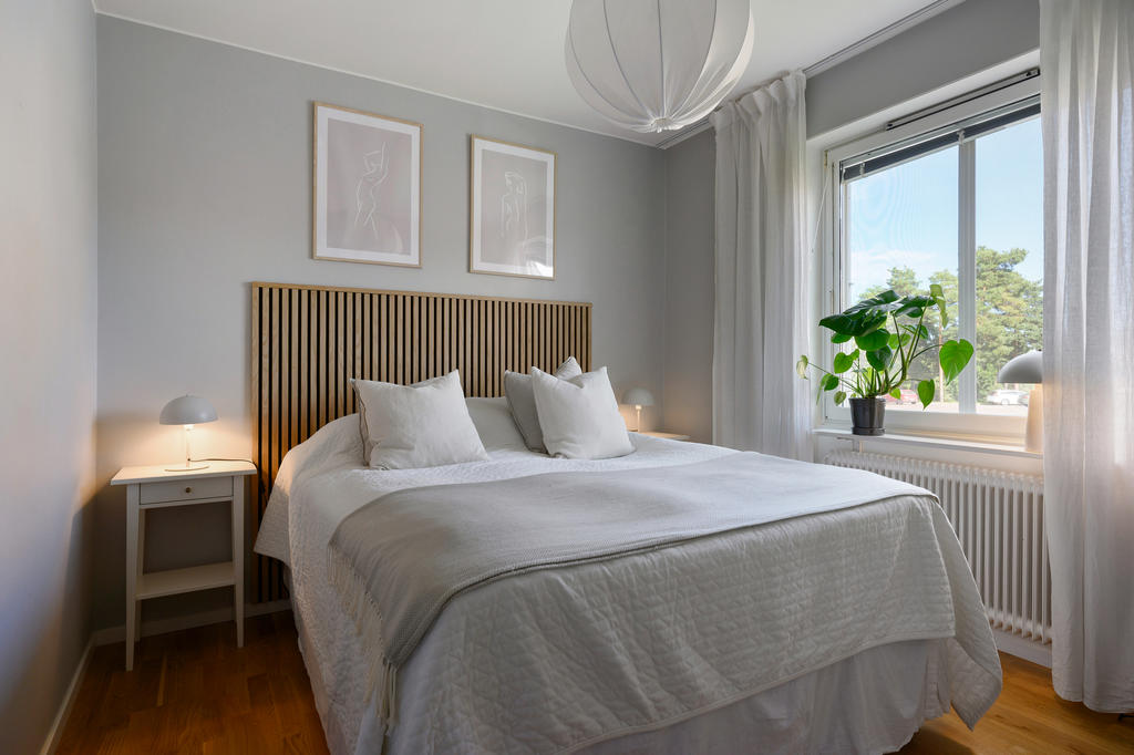 Sovrum med plats för dubbelsäng