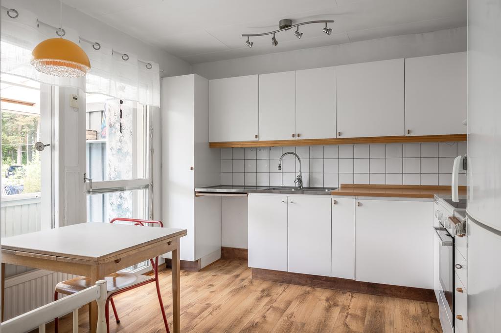 Kök med plats för matsalsbord 