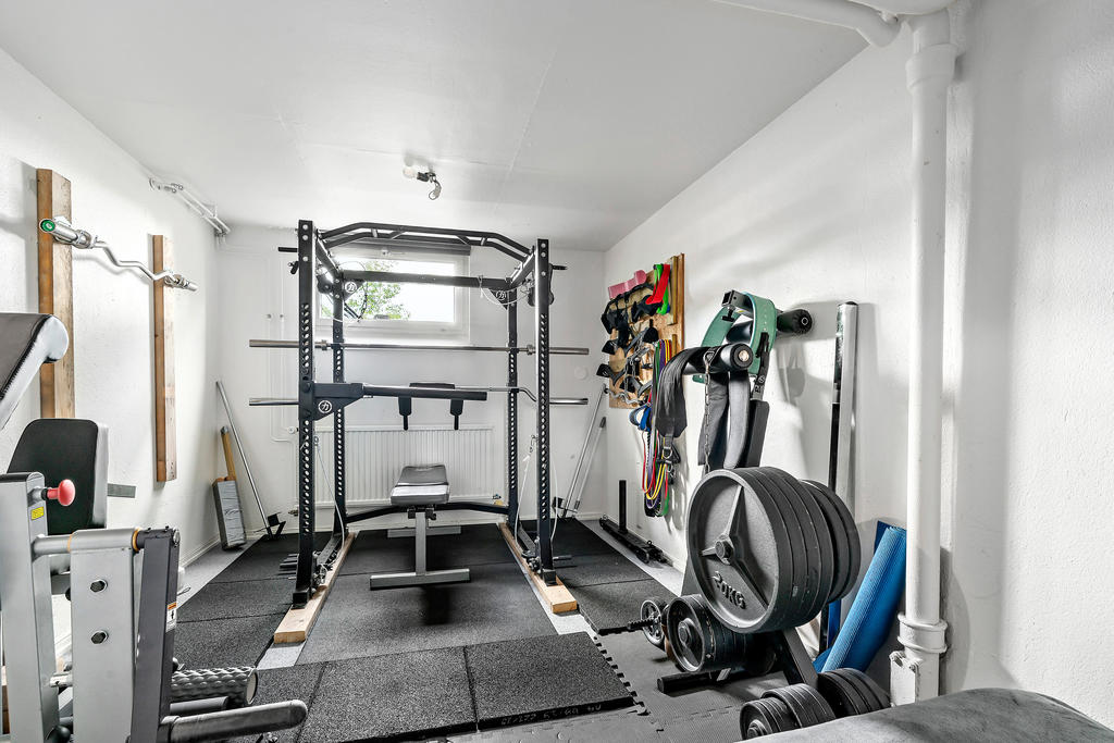 Rum i källaren som idag används som gym. Passar alldeles utmärkt även som gästrum eller kontor.