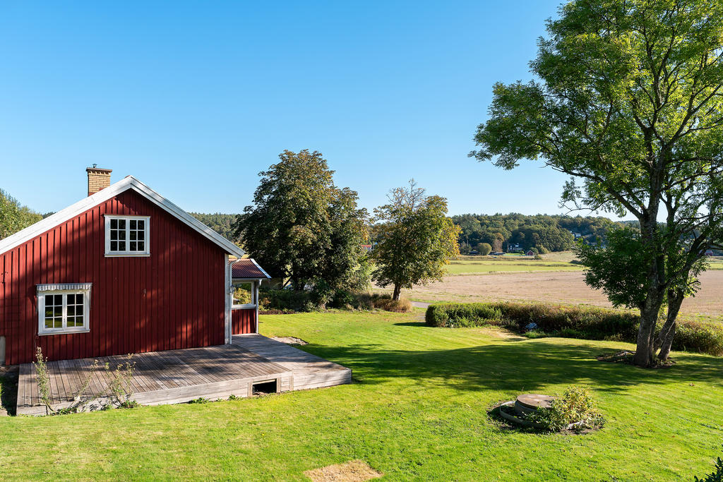 Stora, plana gräsytor & väl tilltagen altan