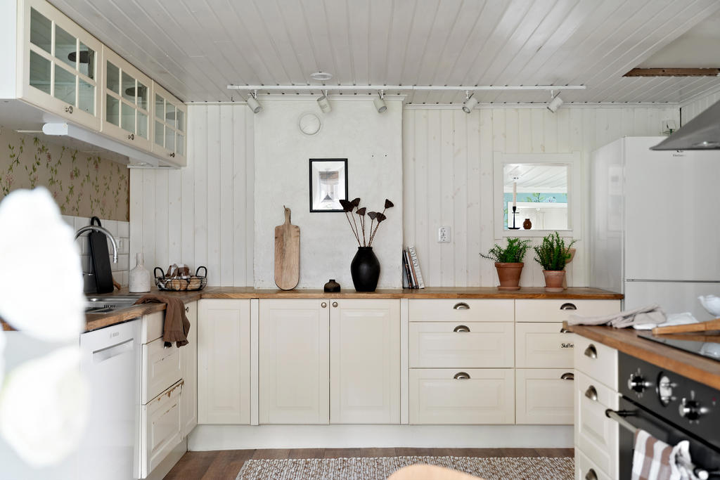 Bra förvaring & mysigt med "serveringslucka" mot vardagsrummet