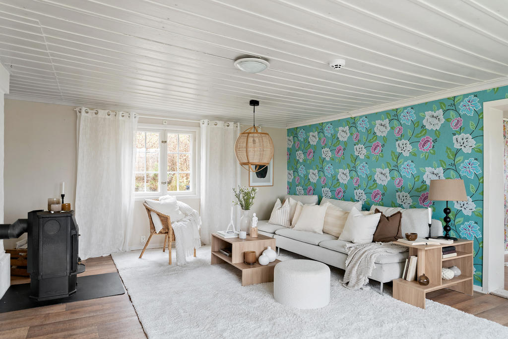 Vardagsrum med braskamin