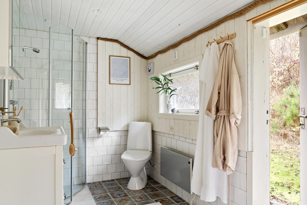 Badrum med dusch & utgång till trädgård