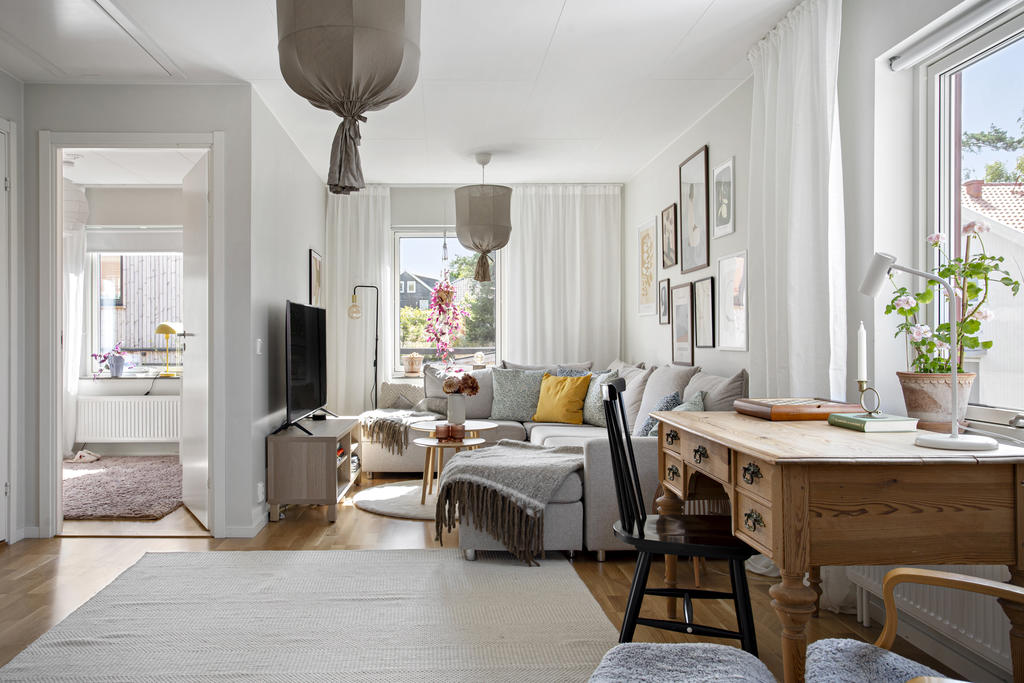 Här uppe möts man av ett stort allrum med plats för både soffgrupp och arbetsplats