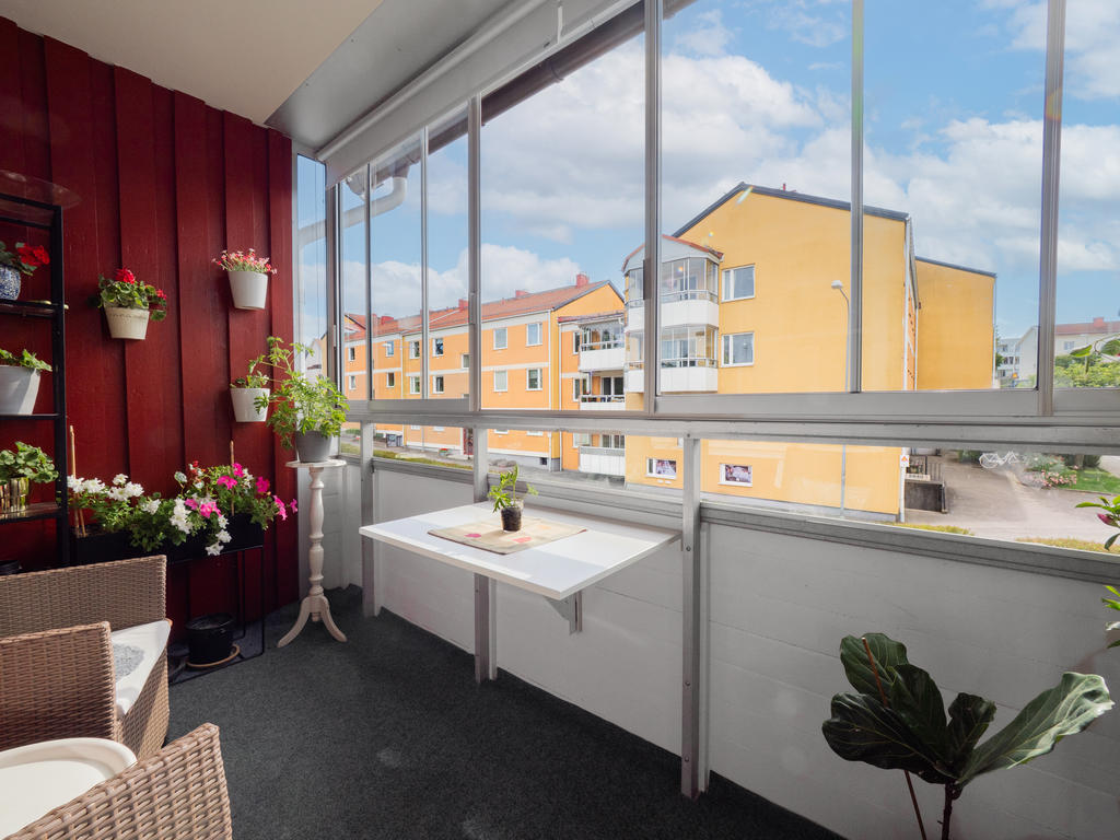 Inglasad balkong som fungerar som ett extra rum från tidig vår till sen höst