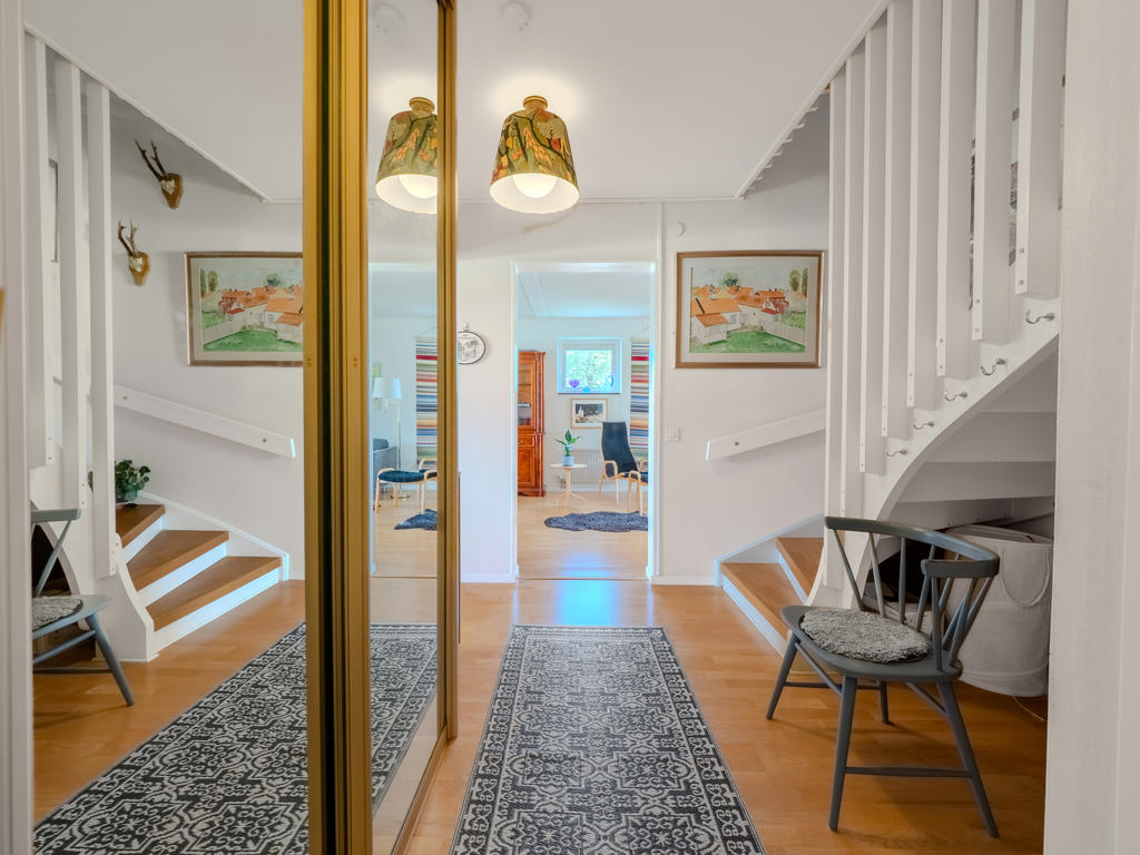 Hall med skjutdörrsgarderober