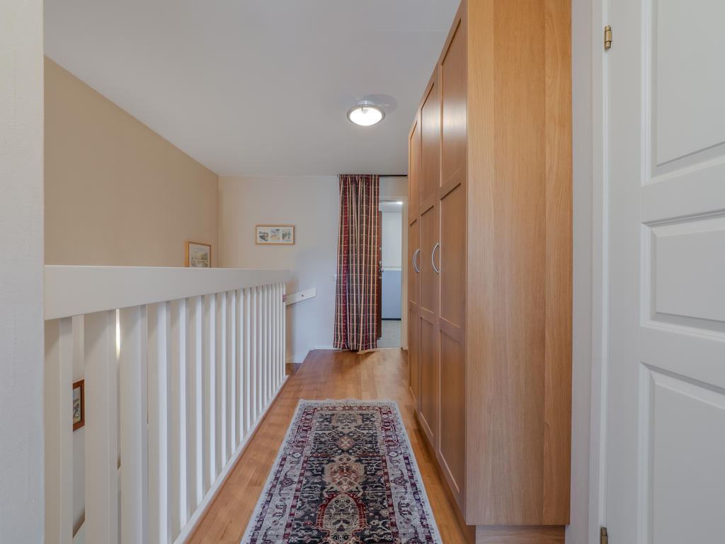 Hall övre plan med utgång till vindsförrådet