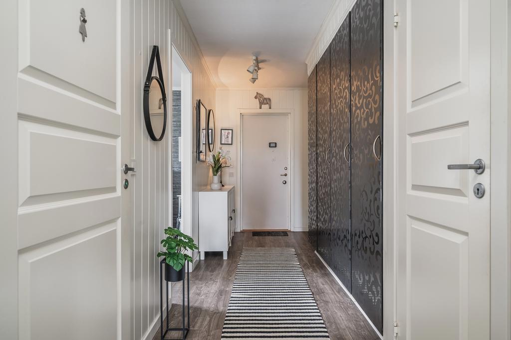 Hall med klädkammare och garderober