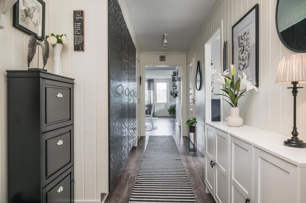 Hall med inbyggda garderober