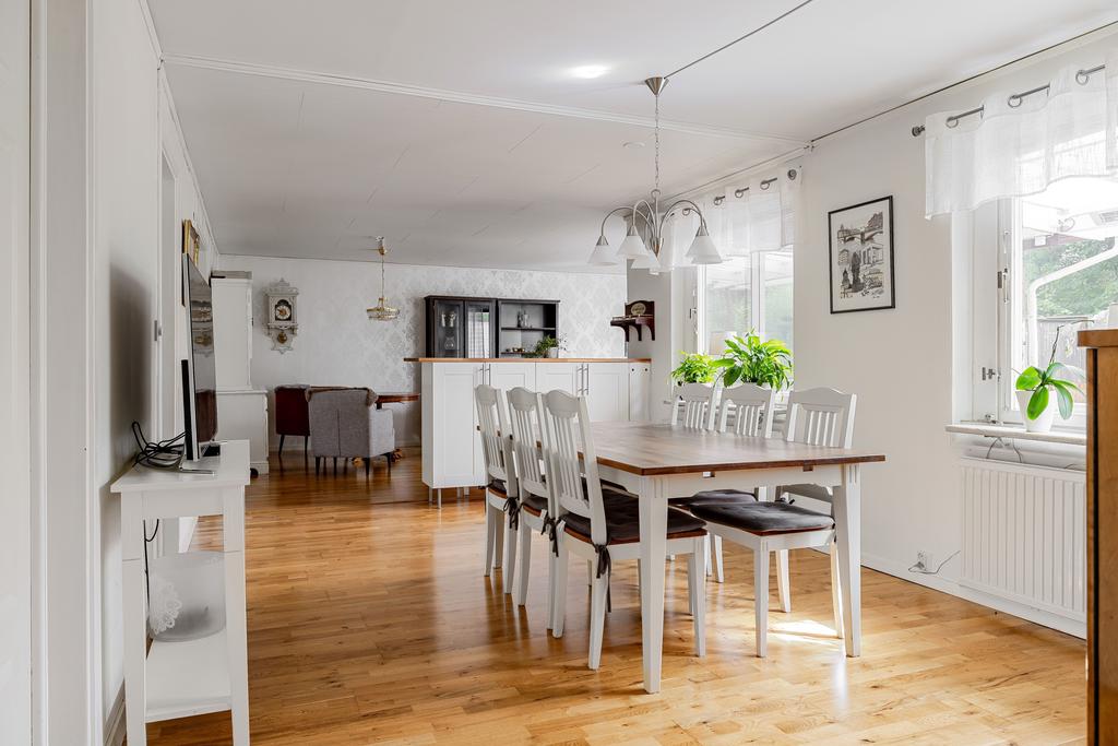 Stor matplats i anslutning till köket