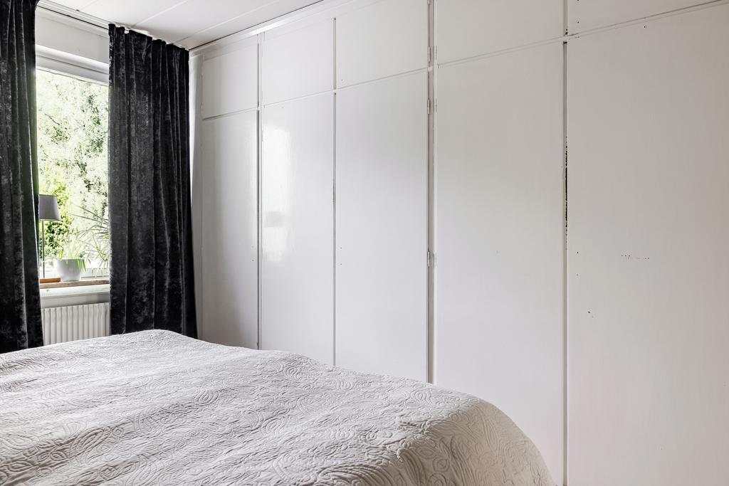 Master bedroom med hel garderobsvägg