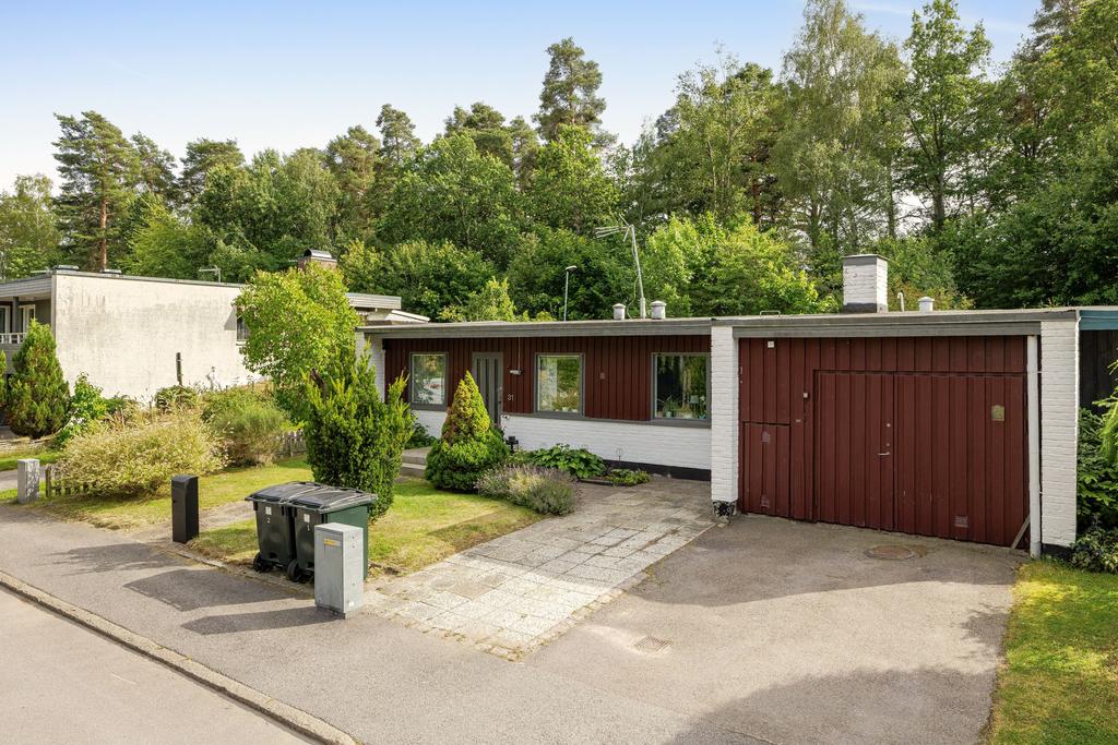 Framsida med plats för två bilar på uppfarten
