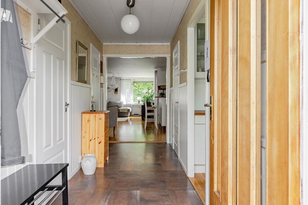 Ljus entré med klädavhängning och klädkammare