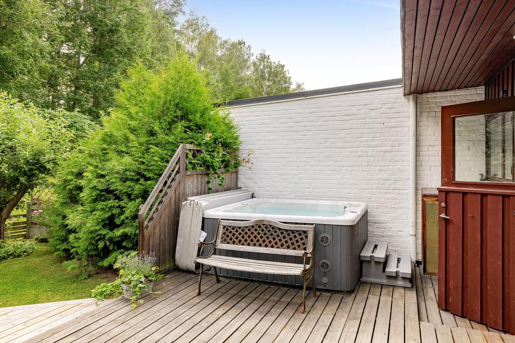 Spabad på baksidan nära relaxen