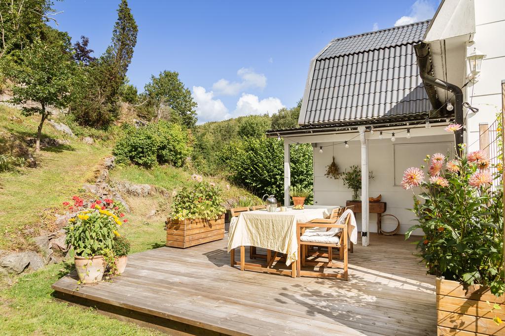 Härlig uteplats i soligt läge med berget som skyddar