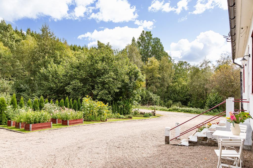 Goda parkeringsmöjligheter och en tacksam trädgård för den trädgårdsintresserade