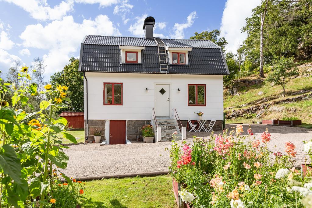 Här har ni ett charmigt hus med en vacker trädgård