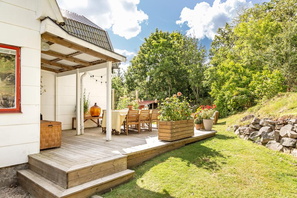 Uteplatsen är ombonad av naturen