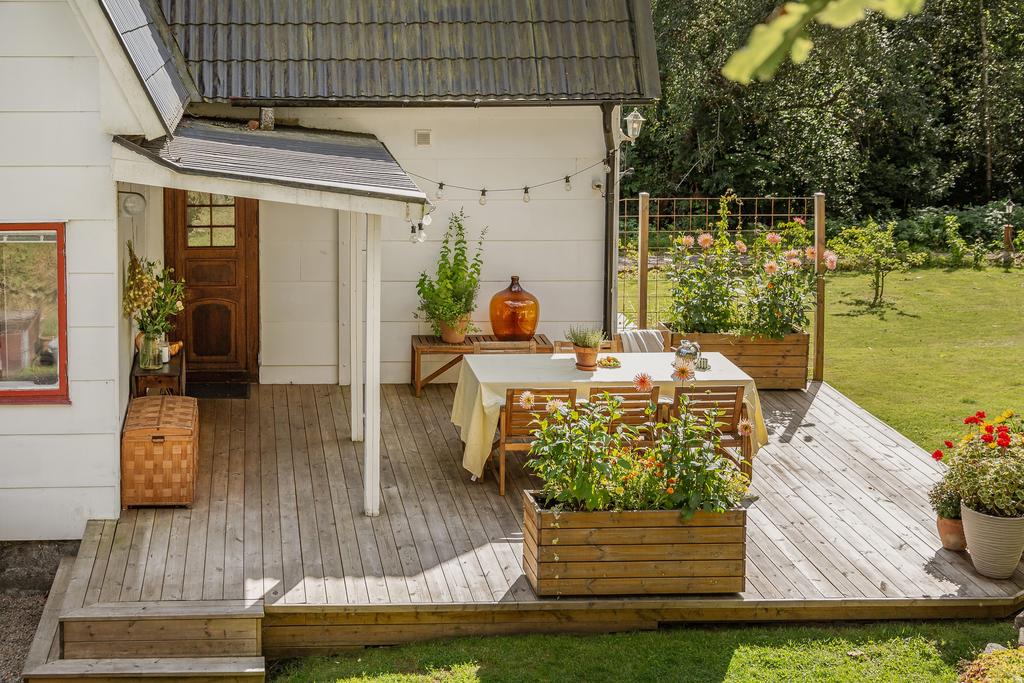 Vyn från berget och ner mot uteplatsen