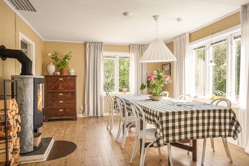 Ljust och hemtrevligt rum med fint ljusinsläpp