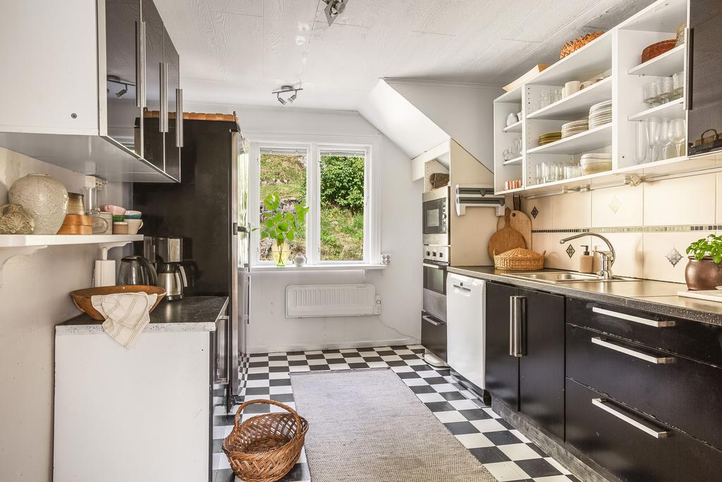 Köket går i svart/vita toner, här har ni utsikt mot berget på baksidan