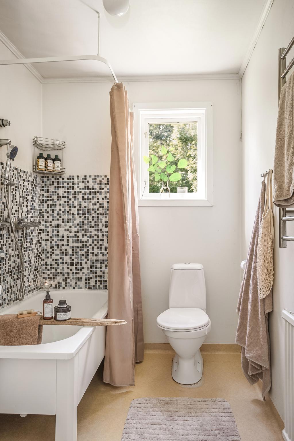 Badrummet på entréplan i ljusa nyanser