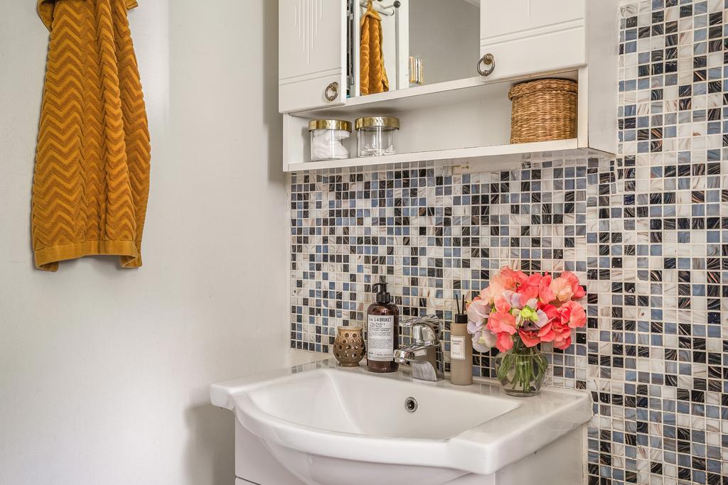 Mosaiken bryter av fint mot de annars vita väggarna