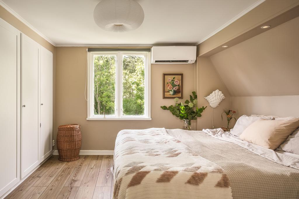 Rymligt sovrum i behaglig färgsättning