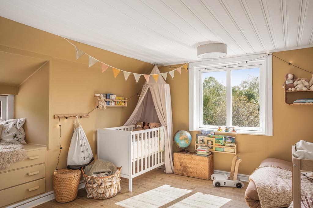 Även barnrummet är rymligt och ljust