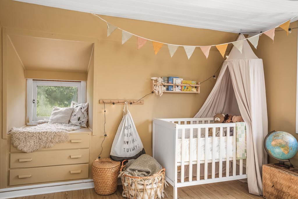 Praktisk förvaring och mysig sittdel vid fönstret