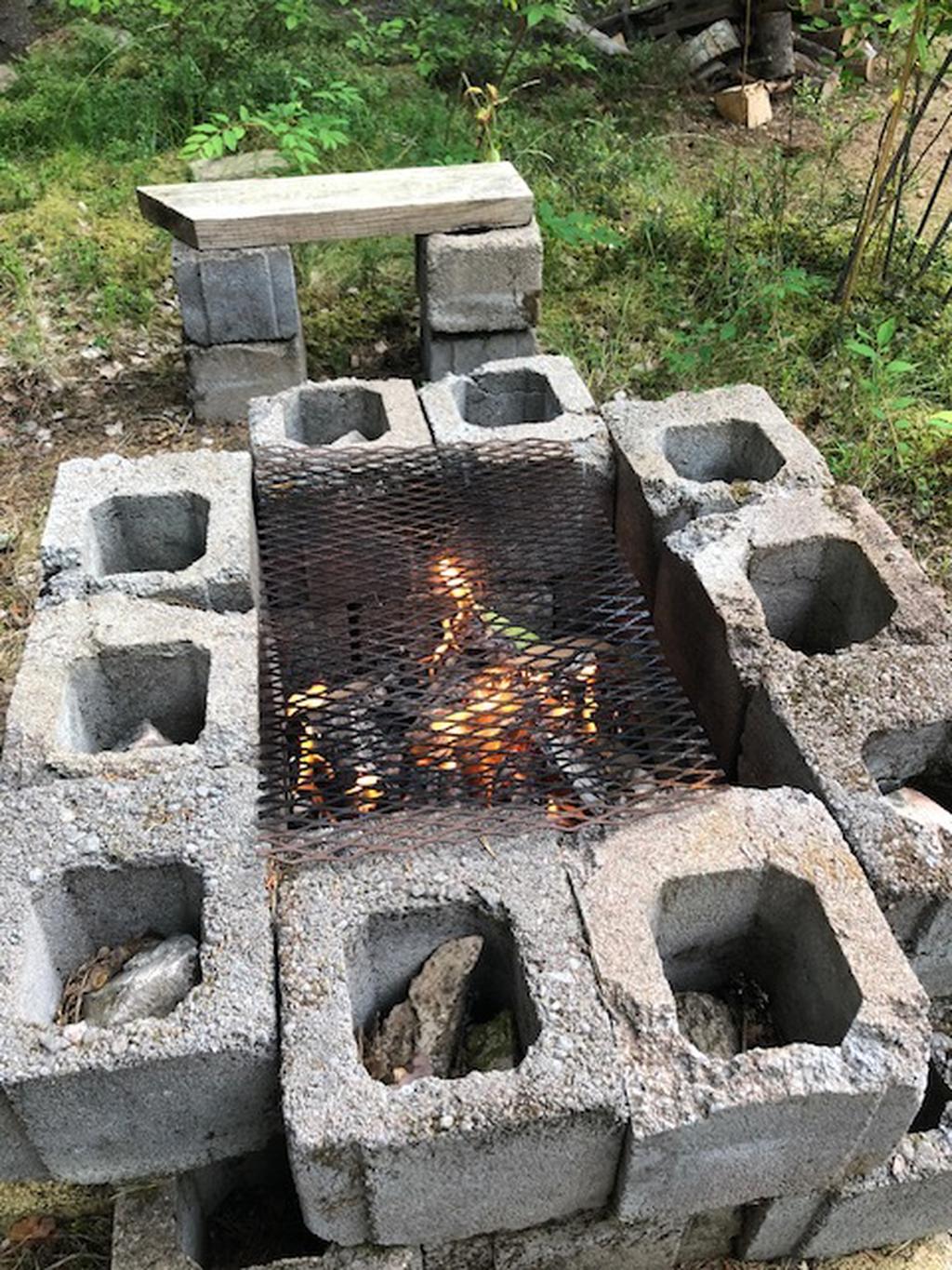 Trevlig eldstad strax bakom stugan upp mot skogsbrynet. Säljarens egen bild.