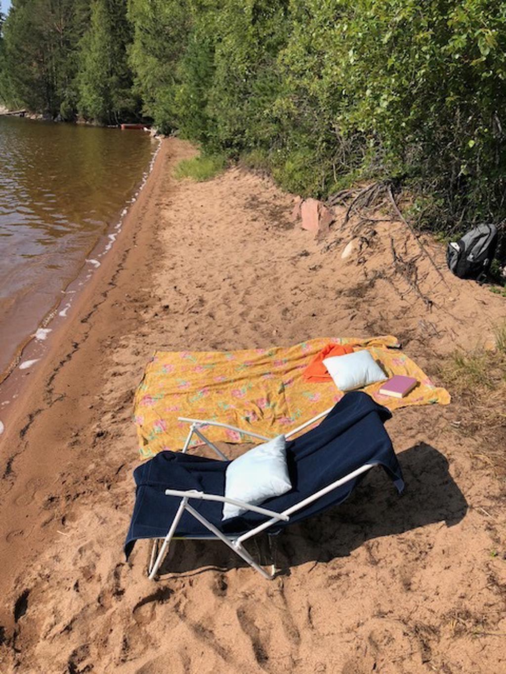 Härlig liten sandstrand vi sjön Sångan, en kort cykeltur från stugan. Säljarens egen bild.