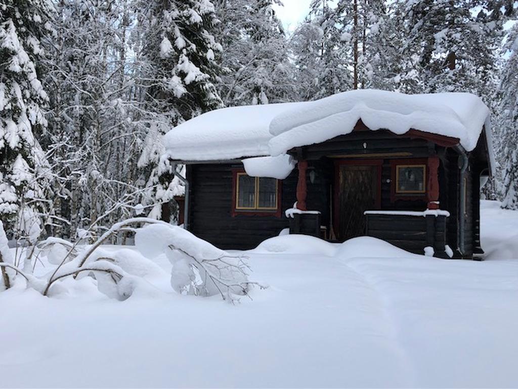 Stugan i härlig vinterskrud. Säljarens egen bild.