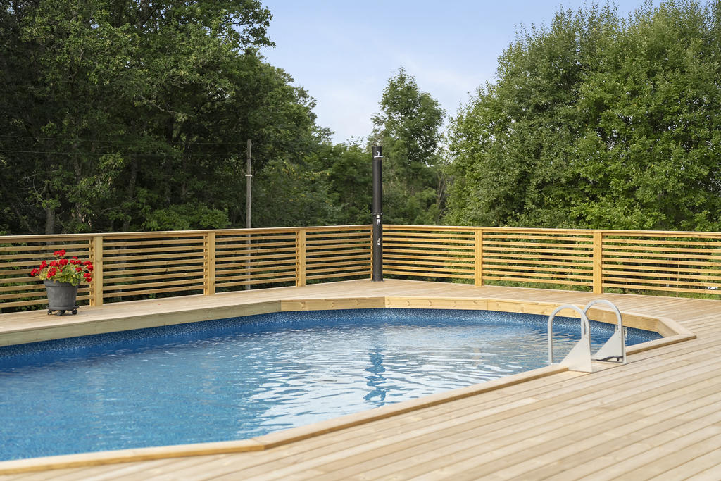 Stor nedsänkt pool