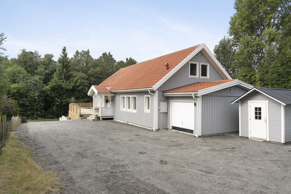 Uppfart med gott om plats för bilar
