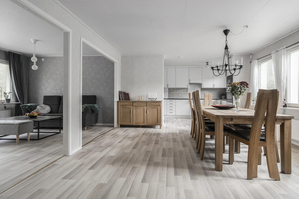 Öppen planlösning mellan vardagsrum, matrum och kök