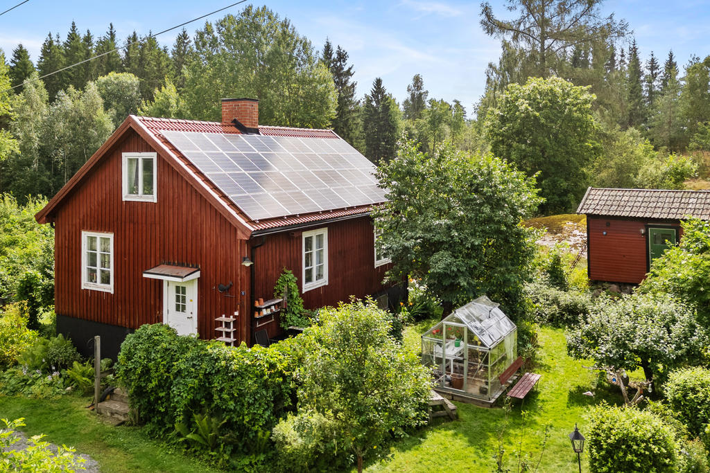 Exteriör. Underbar tomt med växthus. 