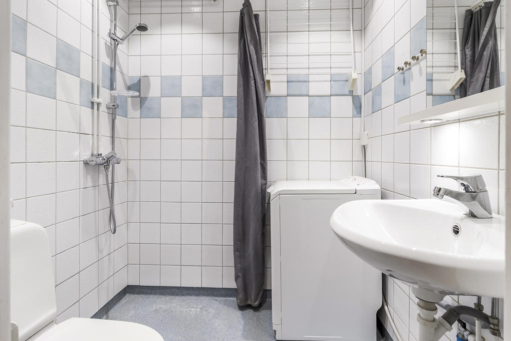 Badrum med tvättmaskin