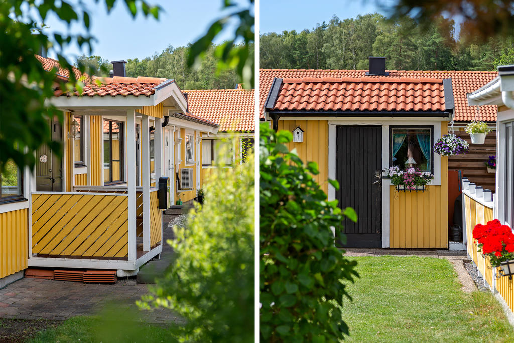 Finns ett praktiskt förråd intill altanen vid husets baksida.