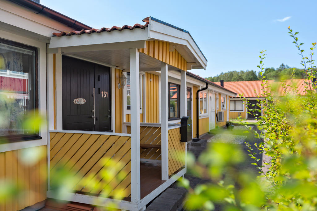 Tillbyggd farstukvist.